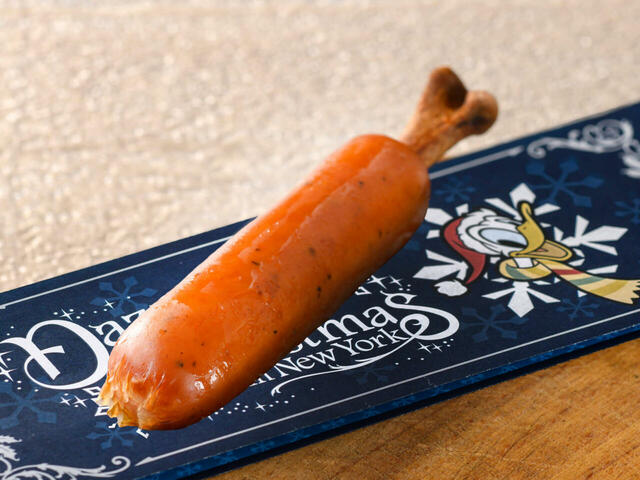 骨付きソーセージ 400円｜東京ディズニーリゾート「ディズニー・クリスマス」スペシャルメニュー｜販売店舗：東京ディズニーシー「バーナクル・ビルズ」