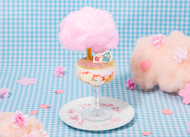 「ハンギョドンとさゆりちゃんのお花見パフェ」＜価格：1,390円（税込）＞【ハンギョドンと飲茶でお花見♪「HANGYODON CAFE ～40th Anniversary～」4都市で期間限定オープン！】