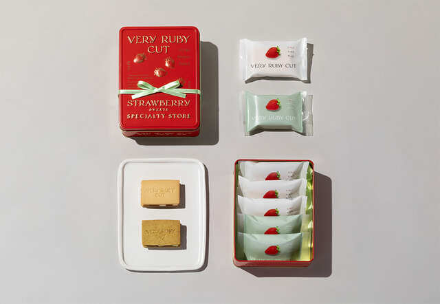 【VERY RUBY CUT「いちご缶 スプリング」￥2,268】爽やかなグリーンのリボンをまとい、エンボス加工されたいちごのデザインに思わずうっとり