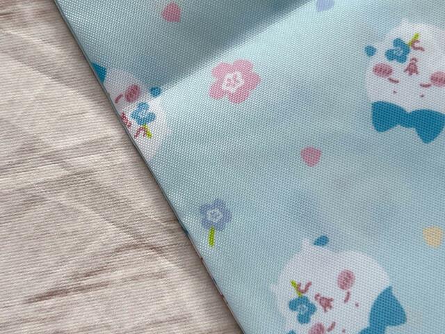 シャカシャカした手触りの厚手のポリエステル生地