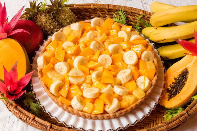 【キル フェ ボン「南国フルーツのタルト」】ココナッツ風味のカスタードクリームにパイナップル・パパイヤ・マンゴー・バナナなどのフルーツを飾った、南国感あふれるトロピカルなタルト