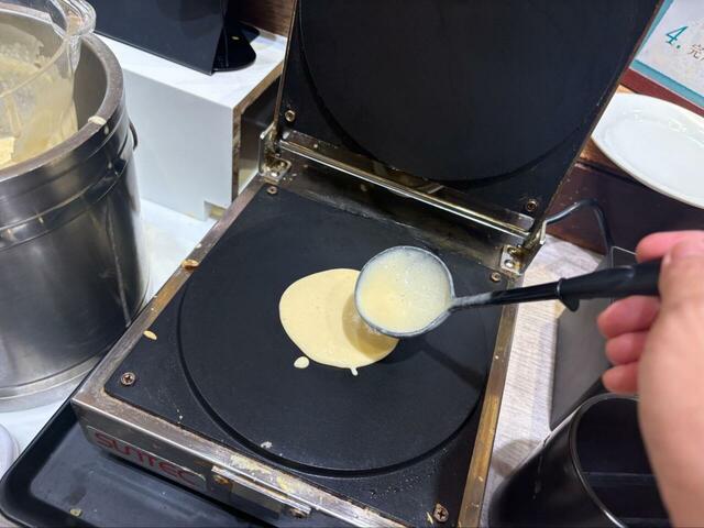 【くし葉 食べ放題】クレープの生地は自分で焼いて楽しめる♪ホイップやチョコをのせて、好みのスイーツにアレンジ◎