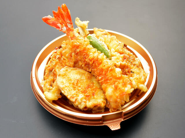 【角上魚類の惣菜売上ランキング 1位】「海鮮天丼　1パック」700円（税込）