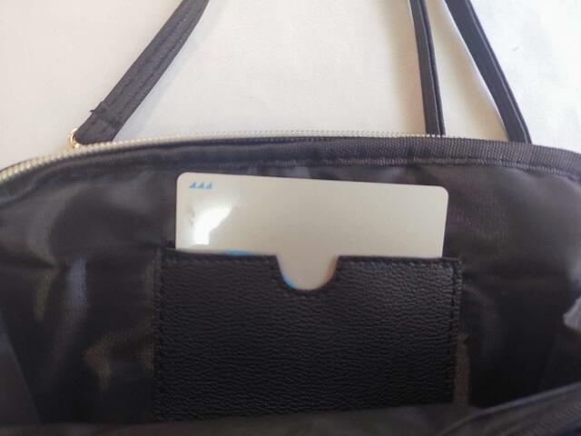 カードがもう１枚はいるポケット付き