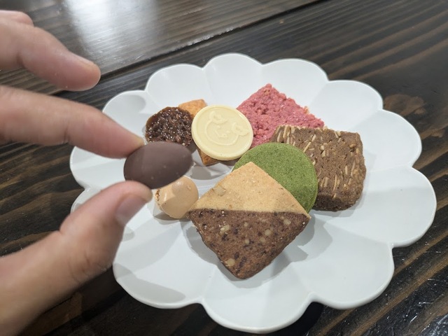 【六花亭の〇△□ 88個入】ローストアーモンドがミルクチョコレートで包まれた「アーモンドヤッホー」。チョコが手につきにくいのもうれしいポイントです。