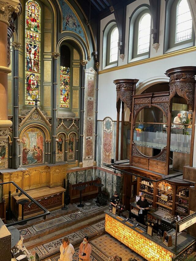 教会のステンドグラスや絵画はそのままだが、1階と2階部分が改装されフードコートになっているメルカート・メイフェア