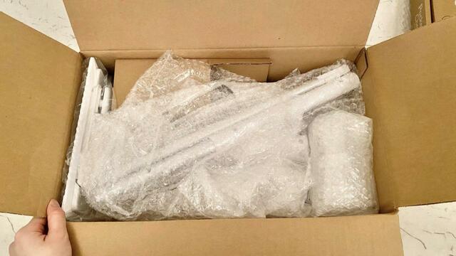 【アイリスオーヤマ　電動フロアワイパー】本体が3分割の部品に分かれているので組み立てる