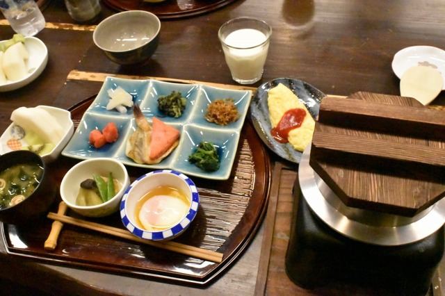 おかずはビュッフェ形式