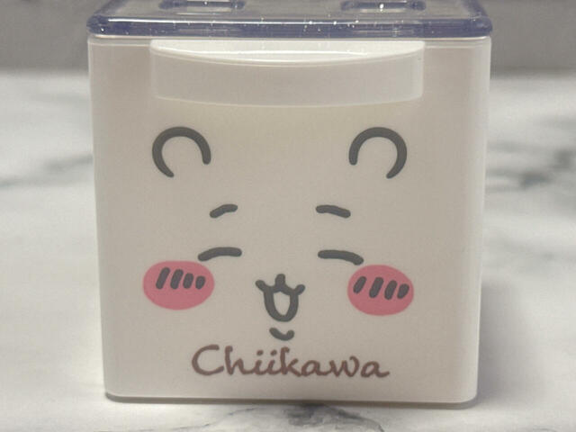見ているだけで癒されるちいかわスマイル！「Chiikawa」のロゴもかわいい♪