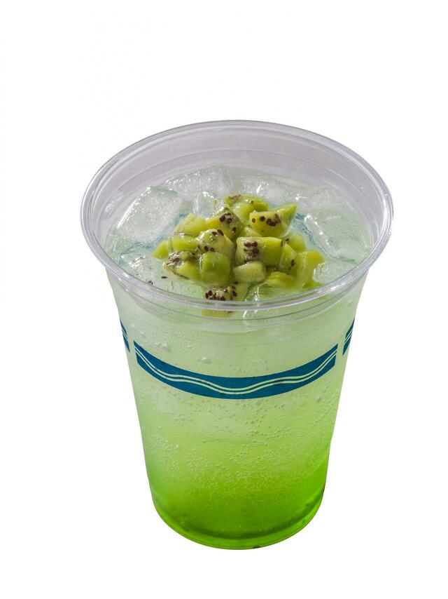 スパークリングカクテル(ジン＆キウイ) 780円｜東京ディズニーリゾート40周年“ドリームゴーラウンド”スペシャルメニュー