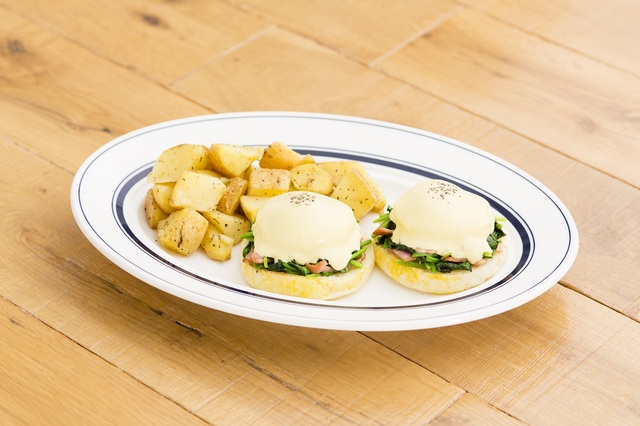 エッグスベネディクト／スタンダード（ホウレン草とベーコン）