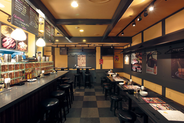 浪花鉄板酒場 98　内観　シックな店内。昼時はトンテキ目当ての会社員でいっぱいに。