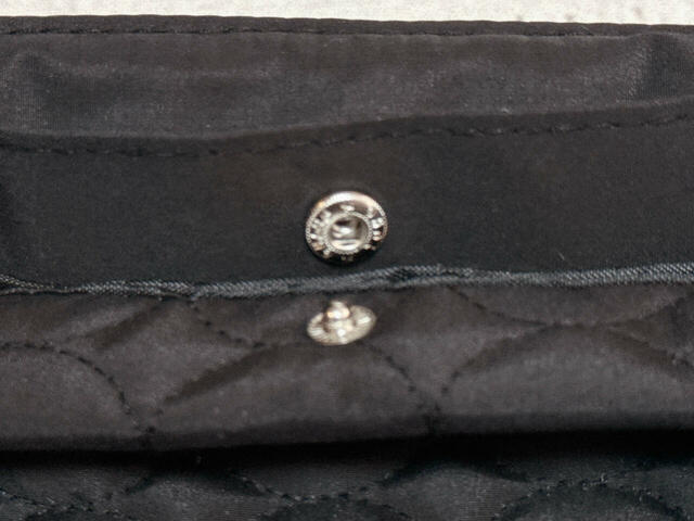 背面の収納スペースにもスナップボタン付きで安心