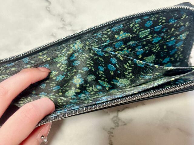 中央には小銭入れが配されています