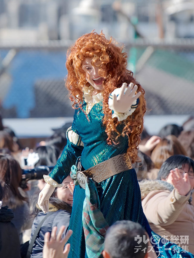 メリダは、母エリノアが用意したドレスの締め付けが強い部分を引き裂いて着ている