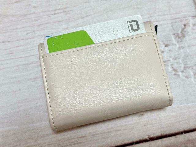 交通ICカードなどを入れたままタッチしたい時は、外側のポケットに入れると使用可能