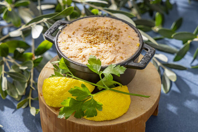 「サーモンリエット 柚子と胡麻風味」＜期間：2025年12月26日～2026年3月11日＞【【ヒルトン名古屋】年末年始はズワイガニ・マグロ・サーモン・エビ食べ放題！地中海グルメで彩る冬のビュッフェ開催！】