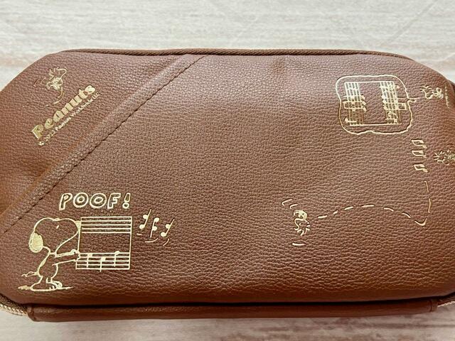 フロントにはスマホが入るポケット付き【SNOOPY（スヌーピー）タテでもヨコでも持てる！スマホショルダーBOOK BROWN】