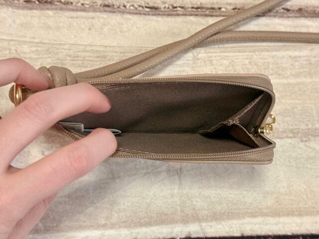 内側はマチ付きでものが取り出しやすい仕様