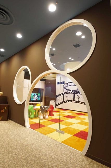 キッズルームの外観。入口からしてミッキーシェイプで、子どもの遊び心をくすぐる