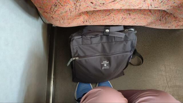 【anello GRANDE（アネロ グランデ） トート型リュック CABIN】ひざの上に置いたり、足元に置いたりするのにもちょうどいいサイズ感でした！