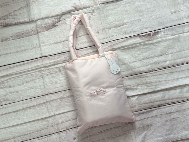 外で仕事をする際の荷物をイン。たくさん入れるとノートPCが飛び出してしまうので注意