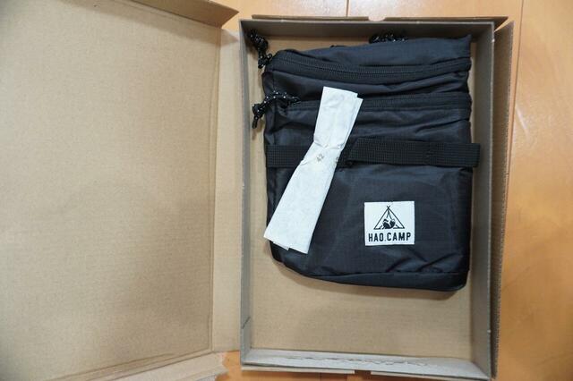 開封してみたところ。白い包装紙に包まれているのはキーホルダー