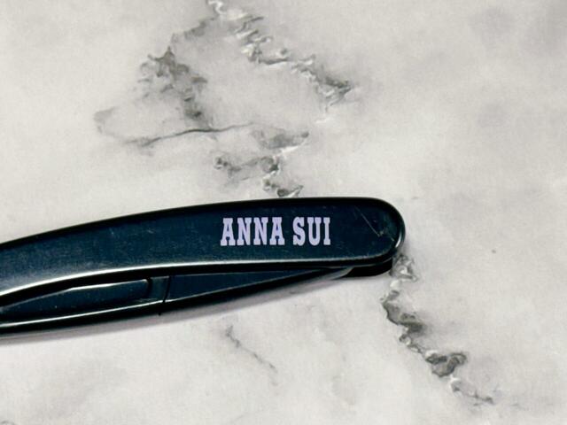 ANNA SUIコスメティクスといえばブラックとパープルの配色!