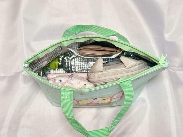 【ファミリーマートオリジナル サンリオキャラクターズ当りくじ】保冷バッグ：5等「保冷バッグ シナモロール」（ポチャッコ）想像以上にたくさん入ります。540mLペットボトルは横に倒せば収納可能