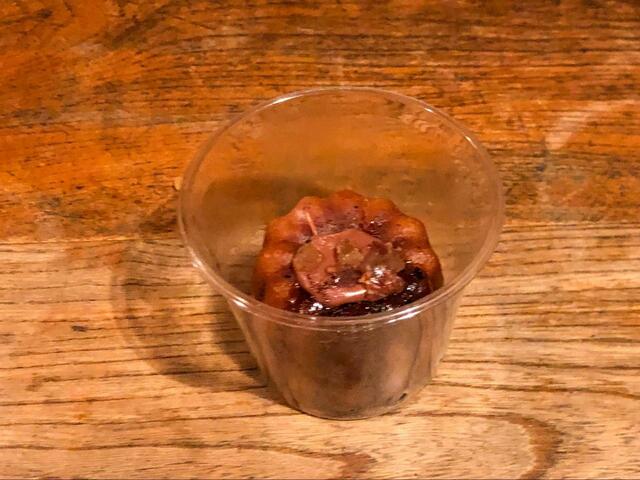 【ローソン 一粒栗のマロンカヌレ】パッケージを開けるとカップの中に入ったカヌレが出てきます