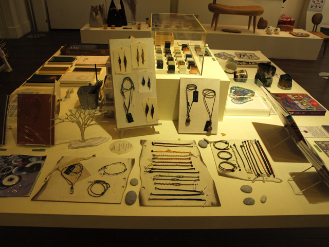 『台北当代芸術館』のお土産コーナーには、台湾アーティストたちが手がけた雑貨が並ぶ