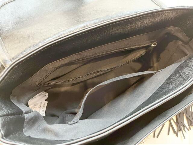 【niko and... オリジナル6ポケットタッセルショルダーバッグ】メイン収納にはファスナー付きポケットとオープンポケットが一つずつ付いています◎