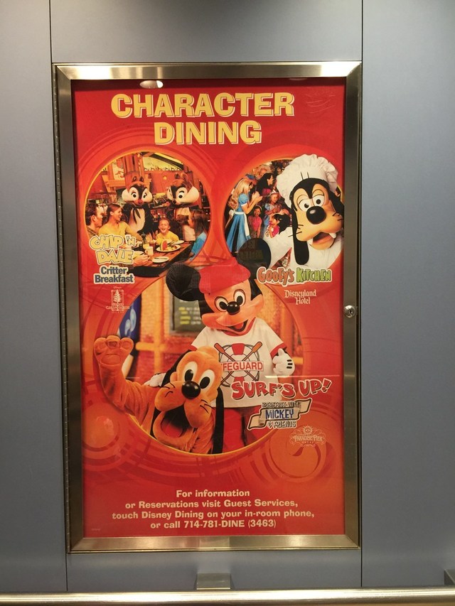 エレベーターの中にはキャラクターダイニングのポスターが