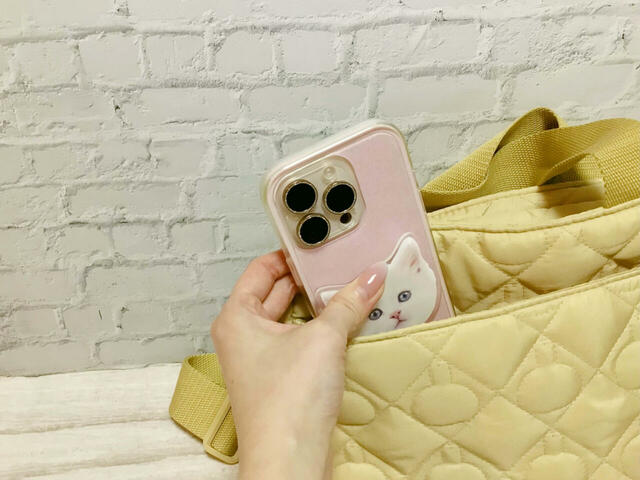 スマホも外側ポケットに入れれば、さっと取り出しやすく便利！