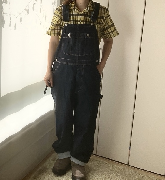 【ワークマン 防寒ケベックショート】イエローのチェックシャツとデニムオーバーオールを合わせて