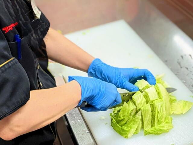 野菜や果物は店内で丸のまま店舗に納品され、各店舗でカット・調理。だから新鮮！