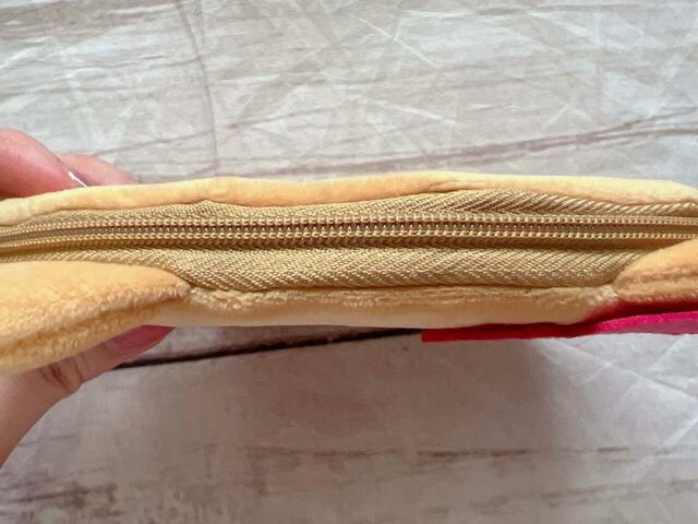 ファスナーで開閉する仕様