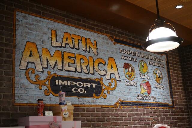 レストラン　Mickey & Pals Market Café　店内