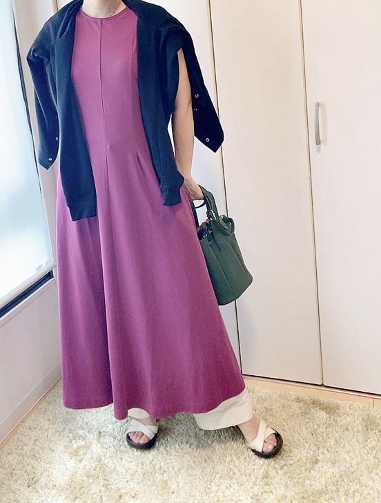 【無印良品 汗じみしにくいノースリーブワンピース 】ヒールや革小物など、きちんと感のあるアクセサリーとの相性が良さそうですね