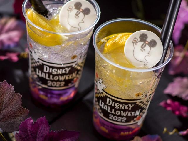 スパークリングドリンク(レモン&バタフライピーシロップ) 600円|提供店舗:東京ディズニーランド「キャプテンフックス・ギャレー」|東京ディズニーリゾート「ディズニー・ハロウィーン」2022スペシャルメニュー