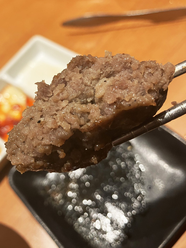 牛タンの旨みが肉肉しい「牛タンバーグ」【安楽亭の焼肉食べ放題】