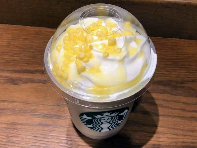 レモンアイシングソースとレモンフレーバーのパールシュガーがトッピング【スターバックス】瀬戸内 レモンケーキ フラペチーノ®