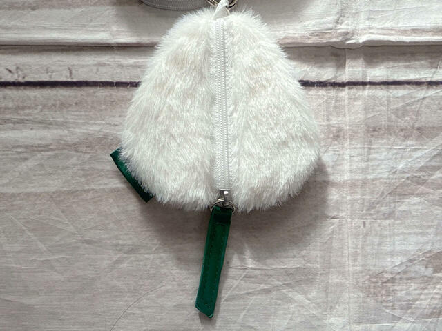 背面にファスナー付き