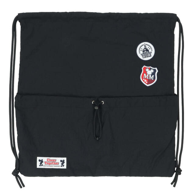 ナップサック 3,200円｜東京ディズニーリゾート「ポンポンを持ったミッキーたちが元気に盛り上げてくれるグッズ」｜販売店舗：東京ディズニーランド「グランドエンポーリアム」、東京ディズニーシー「エンポーリオ」｜発売日：2025年4月24日（木）