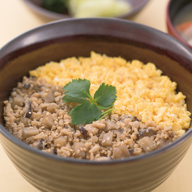 鶏と玉子の二色そぼろ丼と豚汁