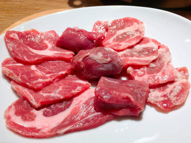 写真右が塩麹漬けラム肩ロース／熟成仔羊焼肉LAMB ONE新宿本店