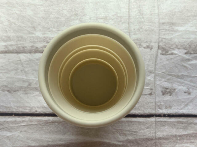 蛇腹を押し出すとコップになる仕様