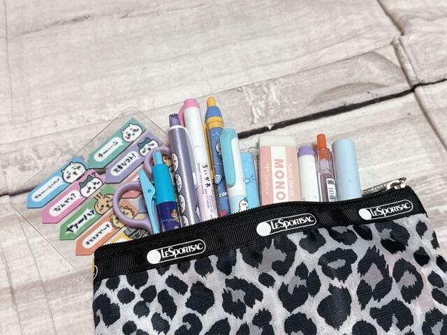 【付録：LeSportsac レオパード柄ポーチセット】たくさん入れてもポーチ自体はフラットな形状のため、バッグの中でかさばらないのも優秀！