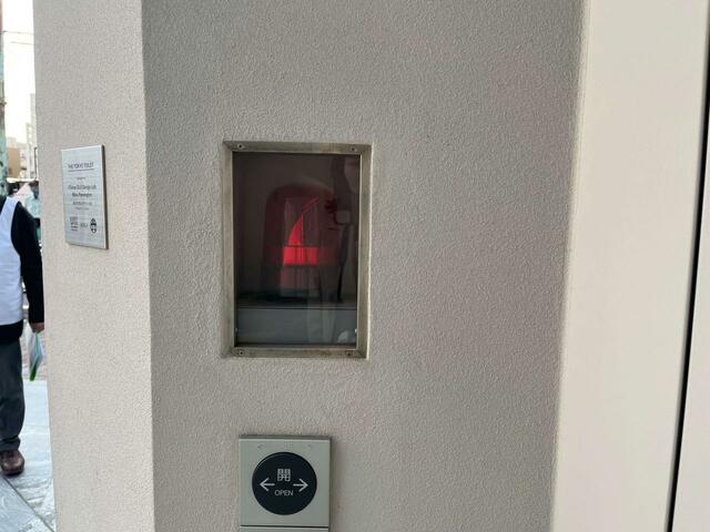 多機能トイレ入り口横にある謎の赤いサイレン