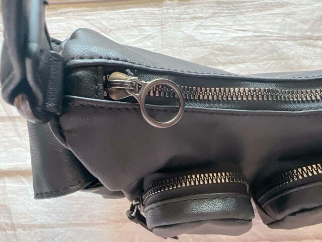 ファスナーもガンメタリックシルバーでおしゃれ